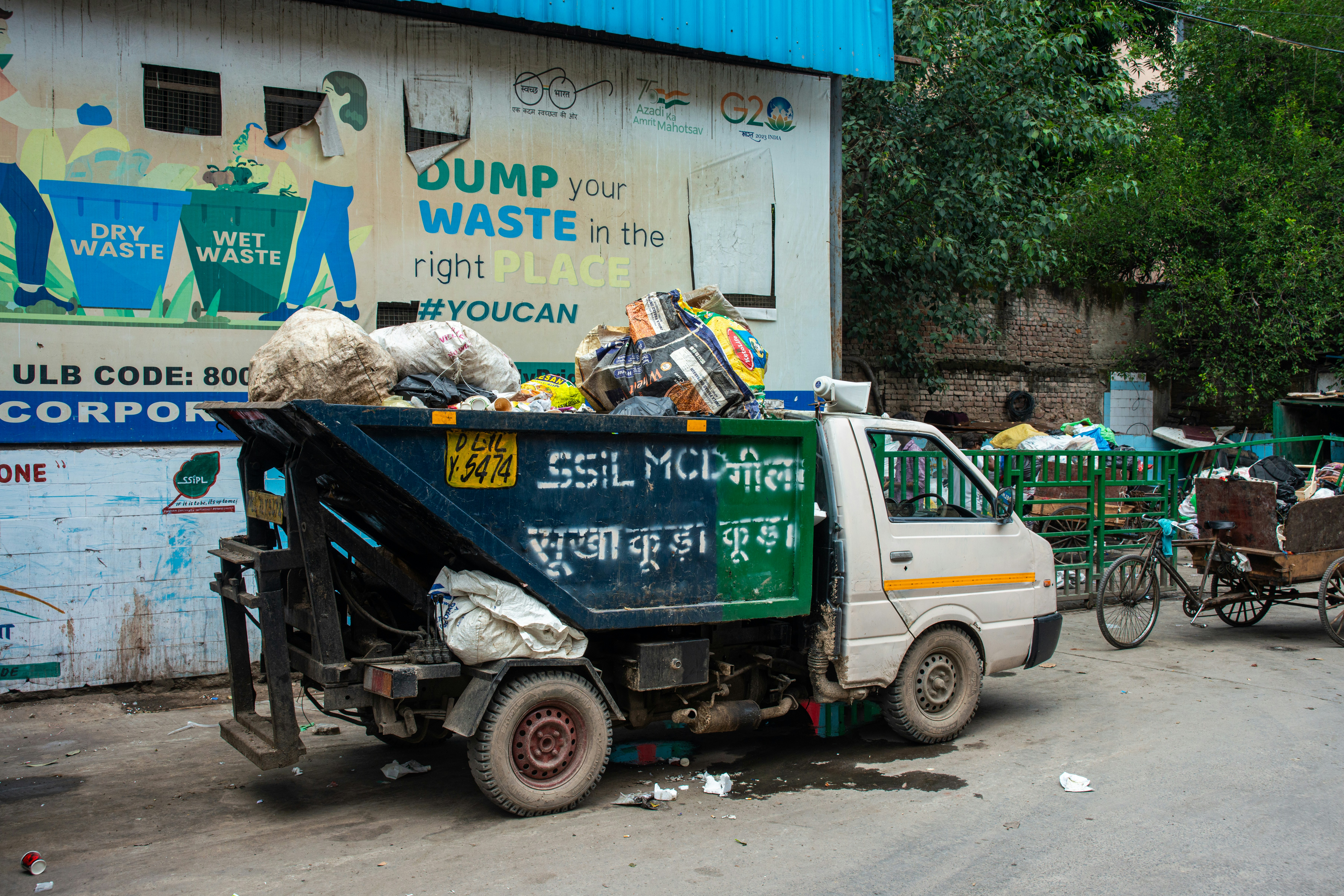 Waste collection truck
